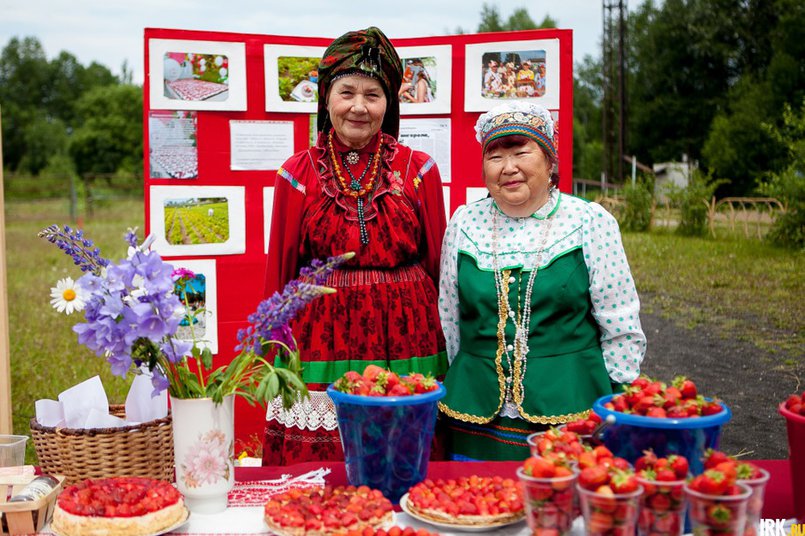 Продавцы на фестивале клубники. Автор фото — Анастасия Влади