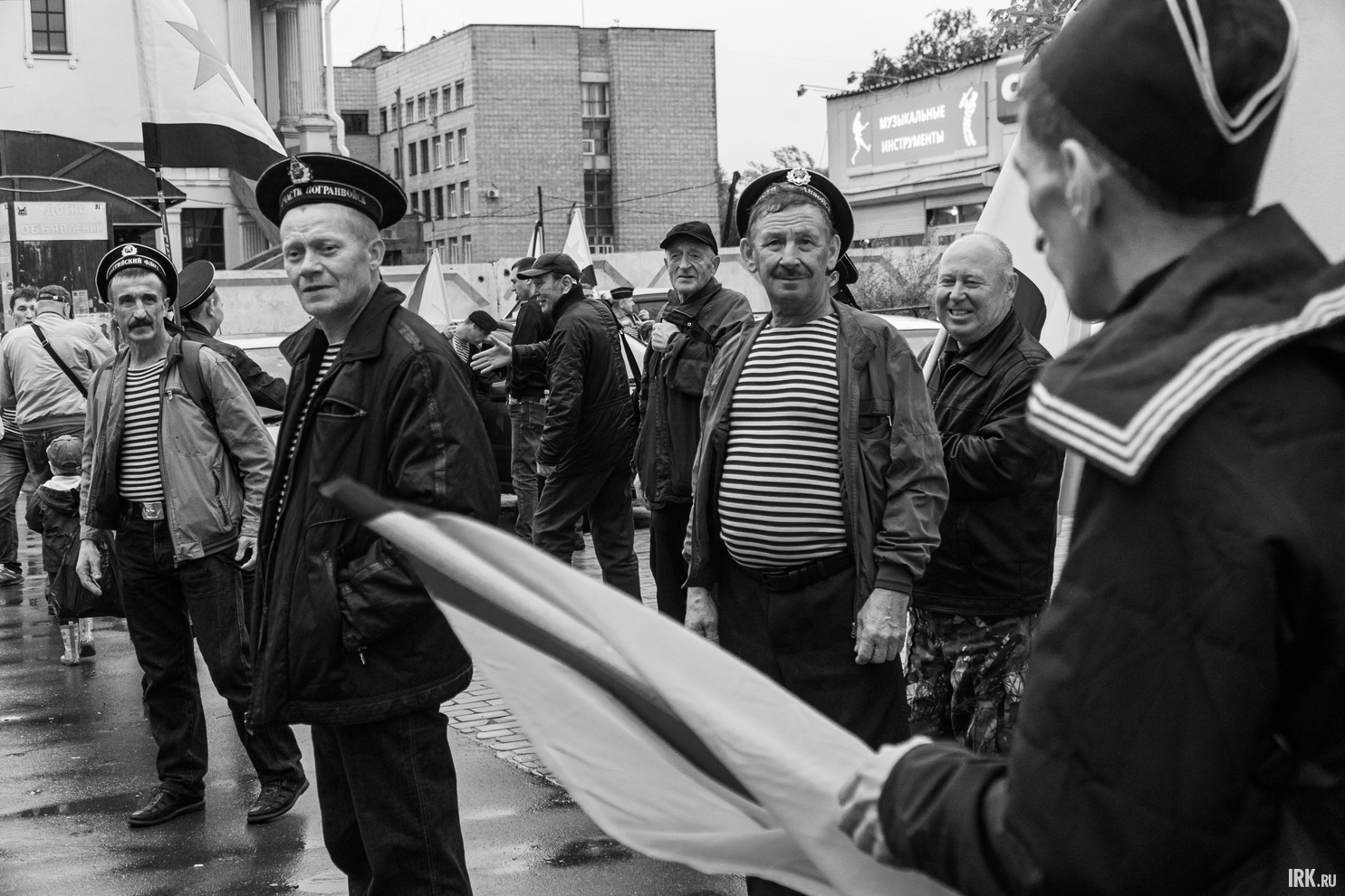 Ветераны-моряки собрались утром 28 июля около Дома офицеров.