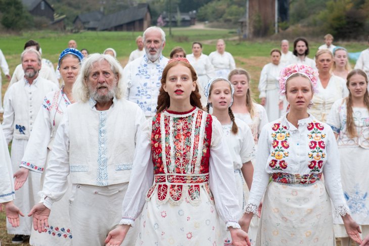Действие разворачивается во время празднования Солнцестояния загадочной сельской общиной где-то в Швеции. Фото с сайта Kinopoisk.ru