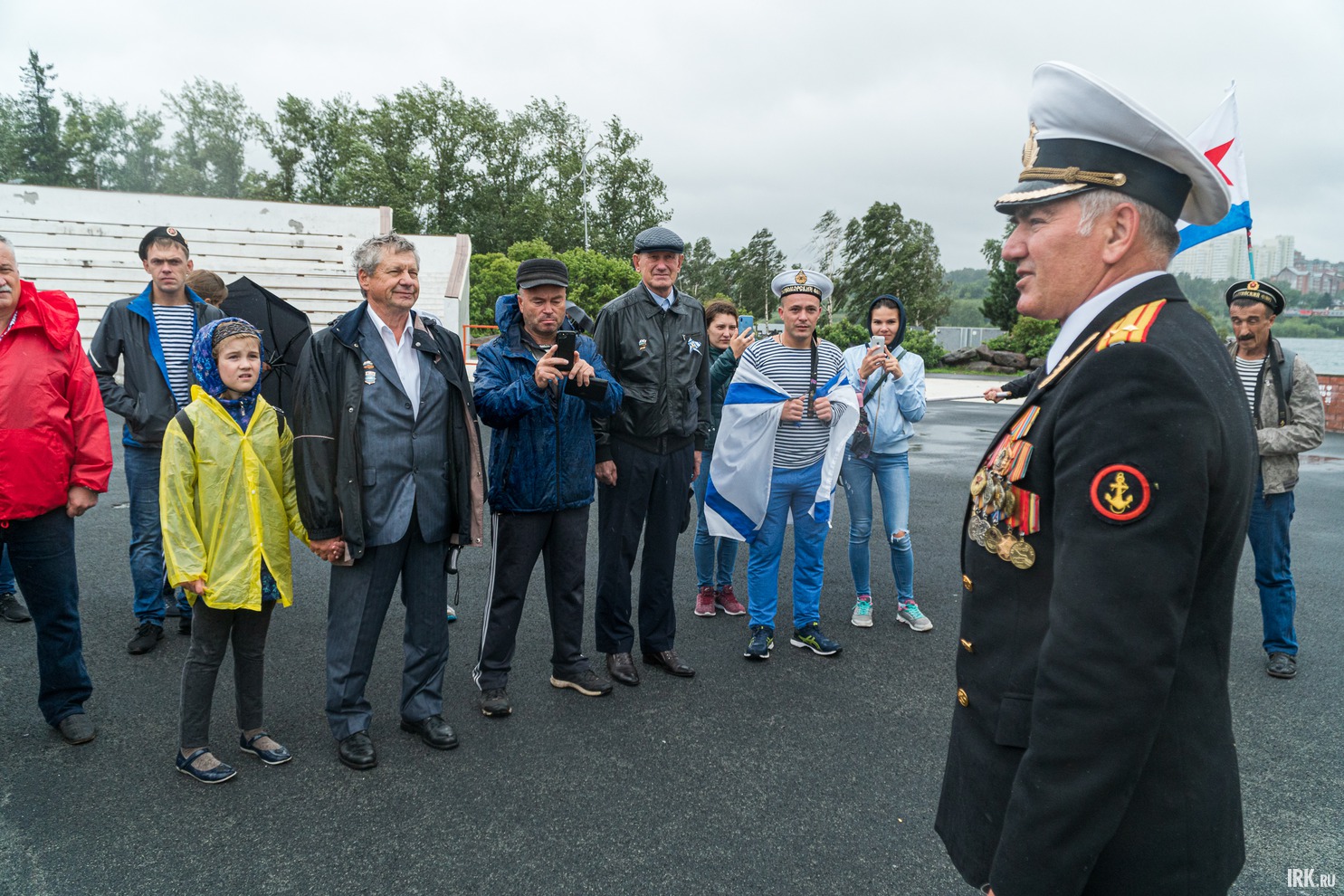 Завершилось шествие на острове Юность.