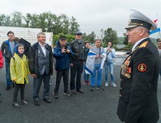 Завершилось шествие на острове Юность.