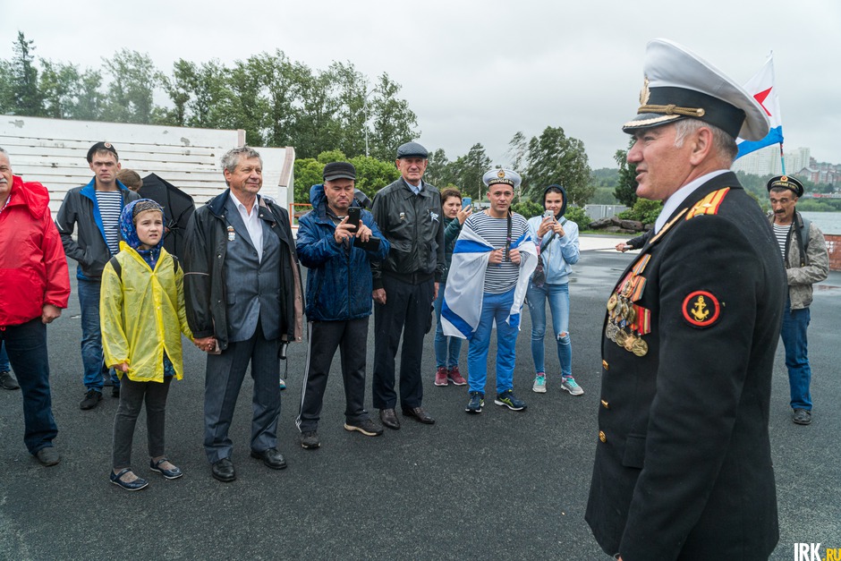 Завершилось шествие на острове Юность.
