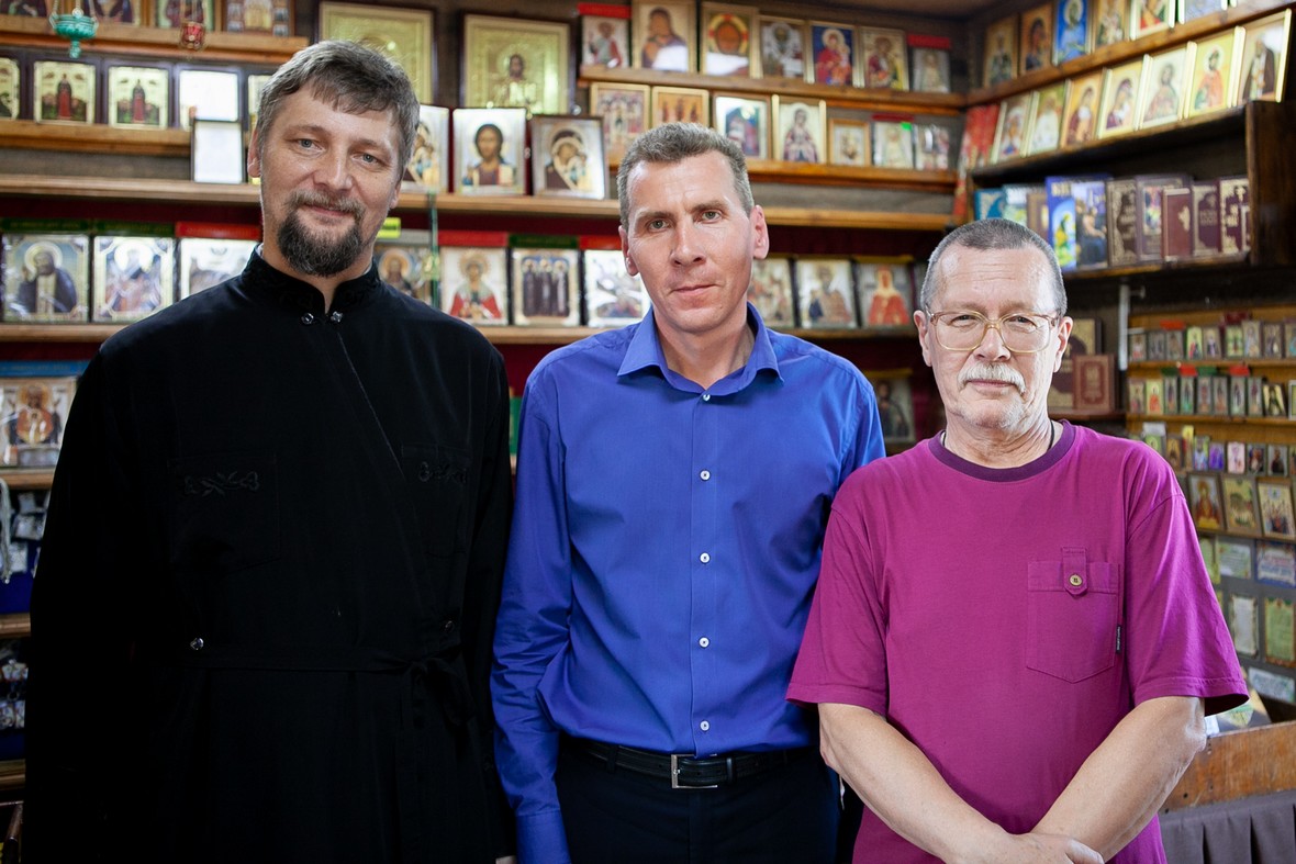 Настоятель протоиерей Алексий Яковлев, казначей Андрей Базилевский и староста Александр Мельник.