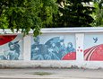 Граффити на заборе вдоль улицы Сурикова напоминает нам о Великой Победе.