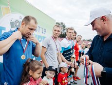 Генеральный директор ИркАЗа Олег Буц награждает команду победителей.