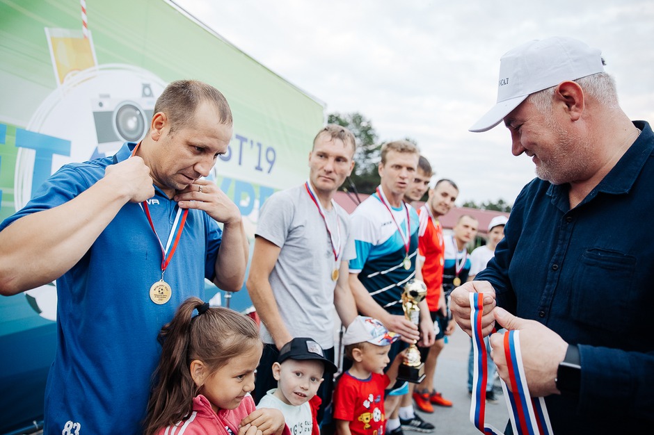 Генеральный директор ИркАЗа Олег Буц награждает команду победителей.