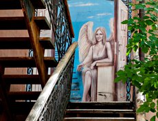 Старательно созданная девушка-ангел на стене по адресу: ул. Сухэ-Батора, 12.
