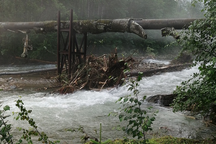 Река Осиновка рушит трубопровод к карте 9.  Фото предоставлено Александром Сутуриным