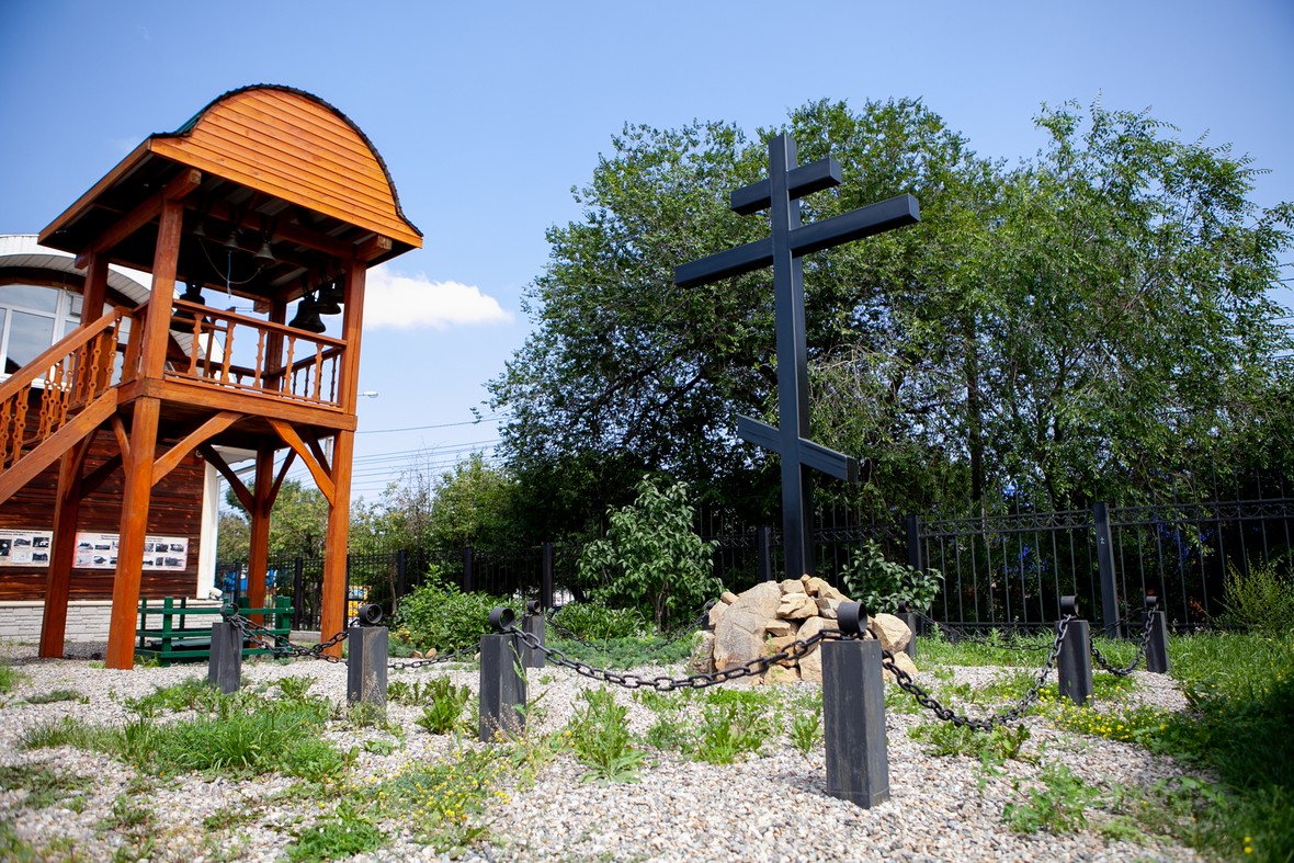 На территории есть железный поклонный крест. Его установили в память о старом храме и о прославленных воинах – офицерах и солдатах русской армии