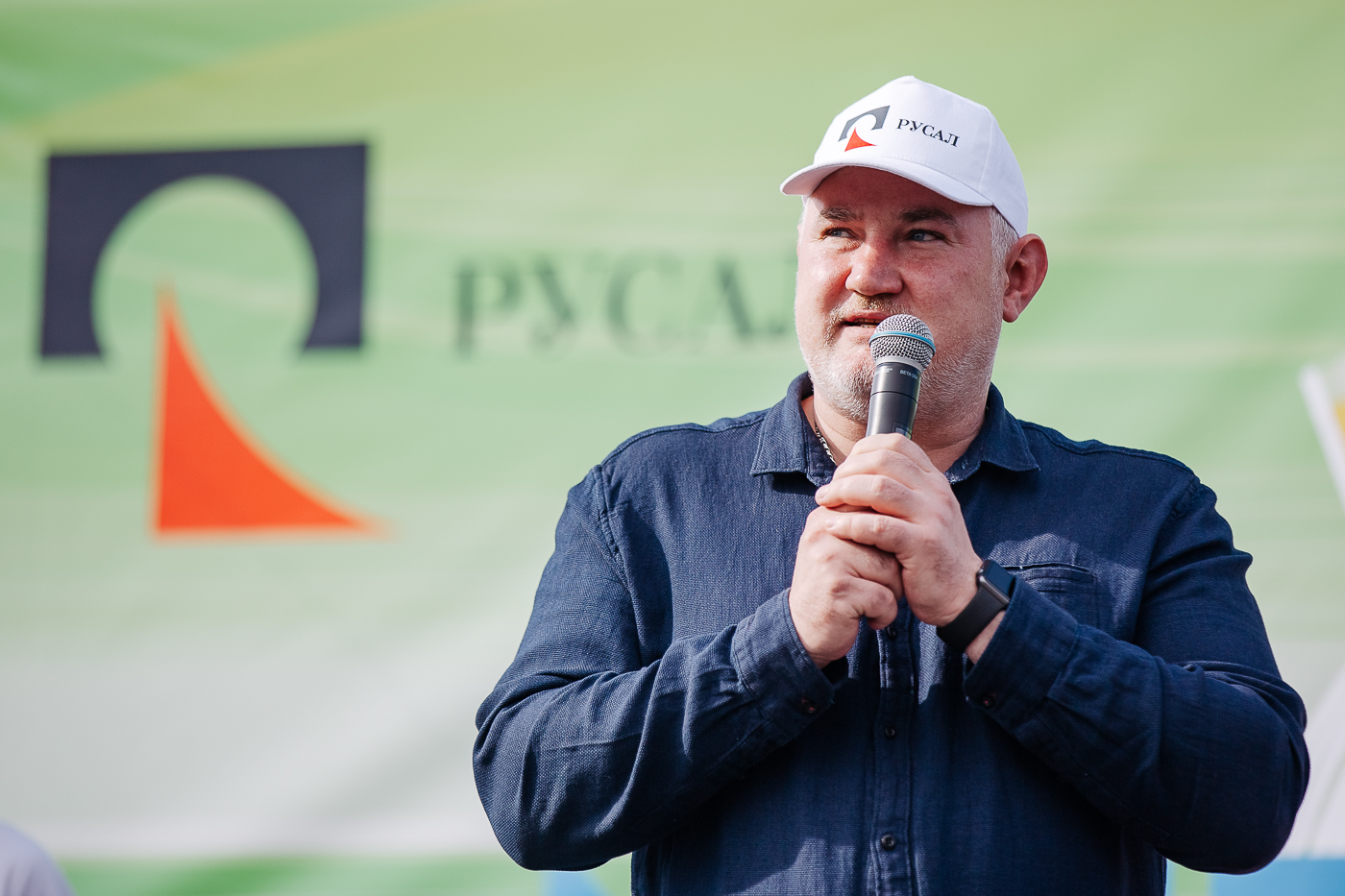 Гостей праздника приветствует генеральный директор Иркутского алюминиевого завода РУСАЛа Олег Буц.