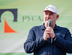 Гостей праздника приветствует генеральный директор Иркутского алюминиевого завода РУСАЛа Олег Буц.