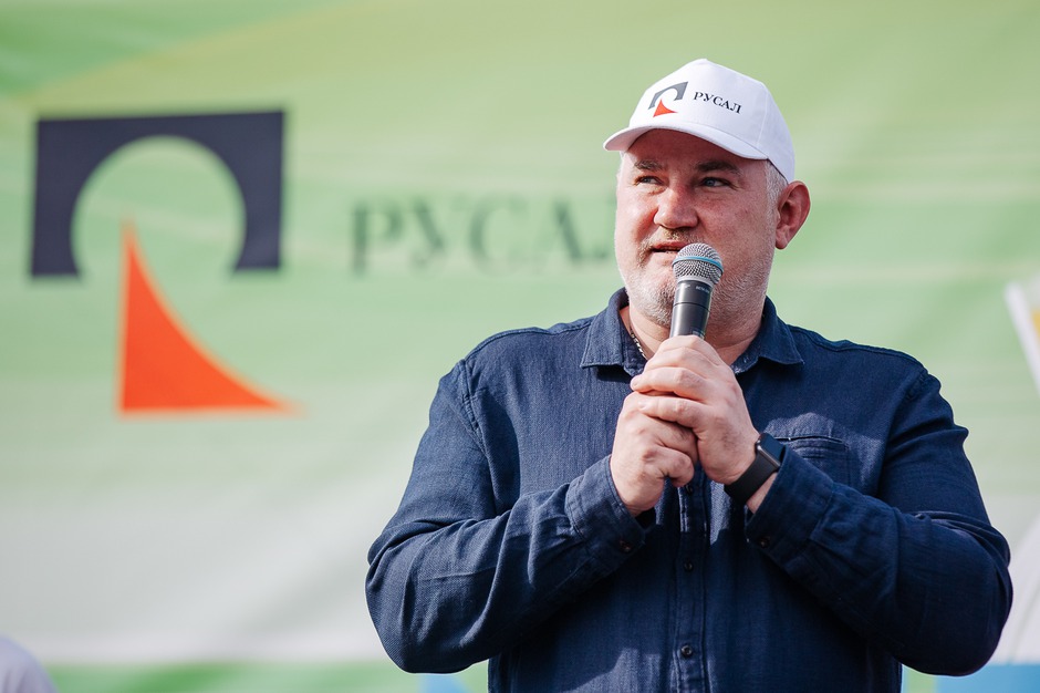 Гостей праздника приветствует генеральный директор Иркутского алюминиевого завода РУСАЛа Олег Буц.