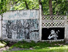 На длинном бетонном заборе  (территория бывшего ИВВАИУ) граффити обновляют достаточно часто.