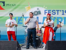 На сцене глава города Шелехов Сергей Липин.