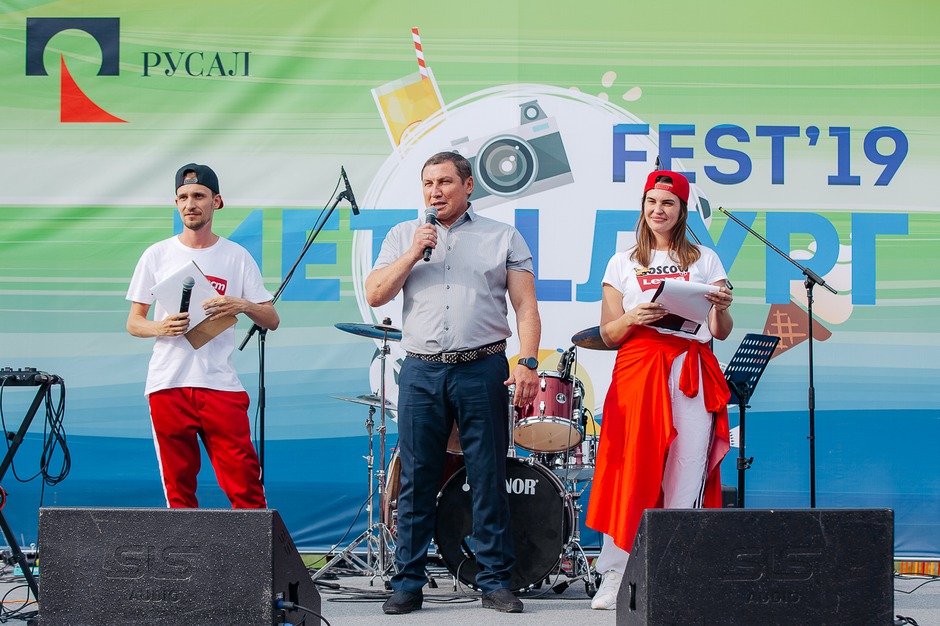 На сцене глава города Шелехов Сергей Липин.