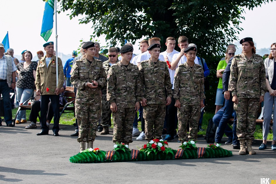 У памятника Василию Маргелову и ветеранам воздушно-десантных войск на бульваре Гагарина состоялся праздничный митинг.
