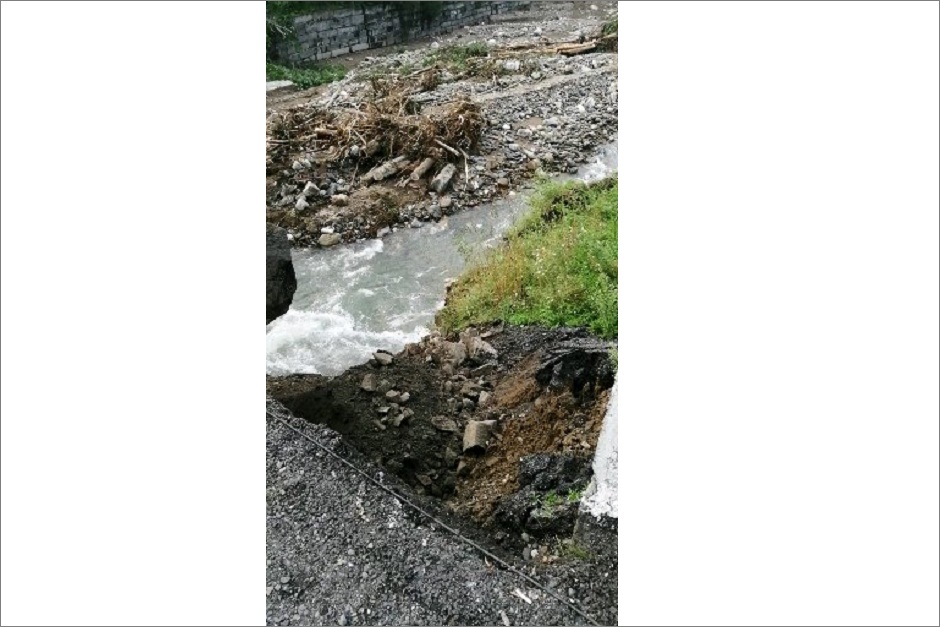 Река Осиновка подмывает дорогу. Фото предоставлено Александром Сутуриным