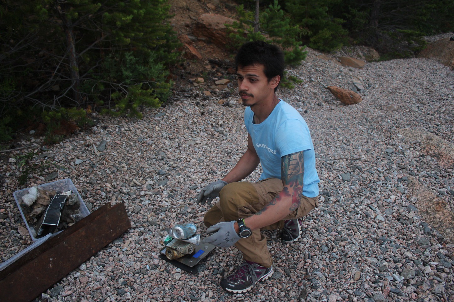 встречаются и жестяные банки