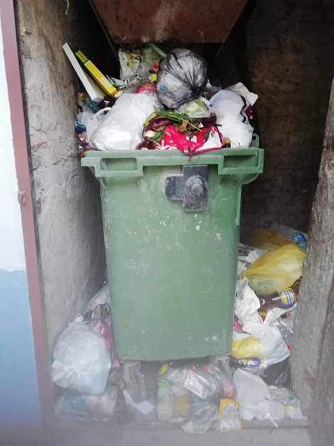 Байкальская, 247. Помещение мусоропровода. Фото прислала Лариса