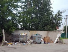 Мусорная площадка по адресу возле дома на Добролюбова, 1. Фото прислал misha3952