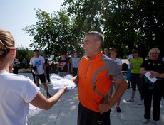 Самым зажигательным участникам вручили футболки с логотипом «Зарядись с IRK.ru!».