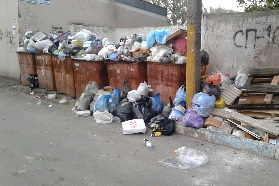 ул. Сибирских партизан 16. Контейнеры во дворе. Фото прислал gysar1983