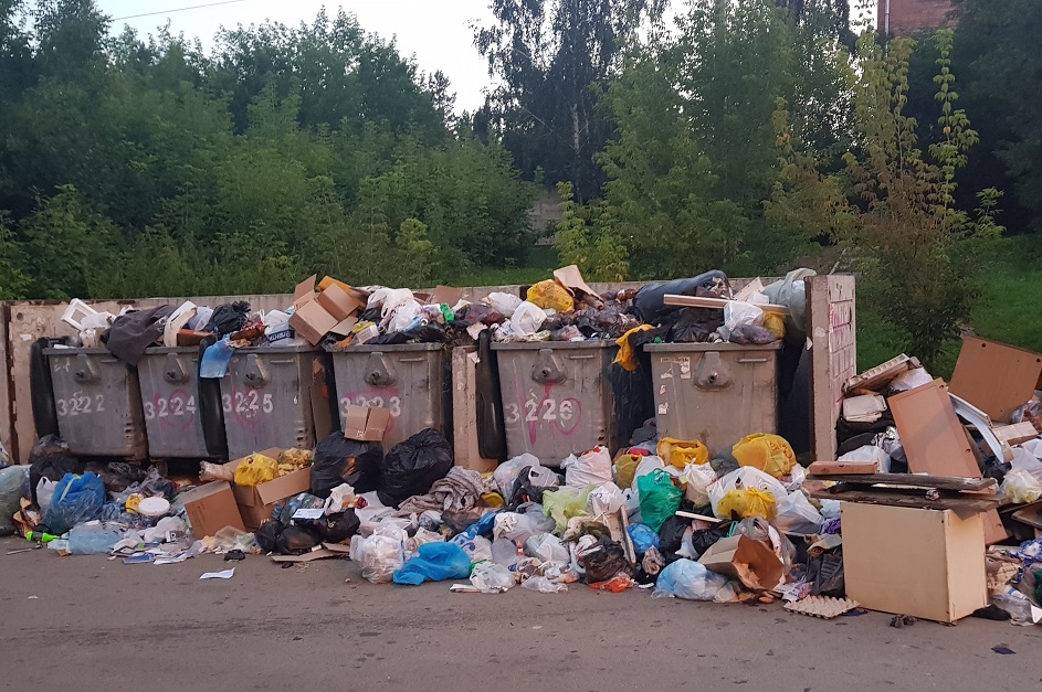 Контейнерная площадка 4-я Железнодорожная между домами 102 и 155. Фото Анны Горячих