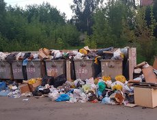 Контейнерная площадка 4-я Железнодорожная между домами 102 и 155. Фото Анны Горячих