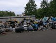 «Контейнер увезли, мусор просто вывалили». Район б-р Рябикова 12а, 12б. Фото прислал читатель Олег