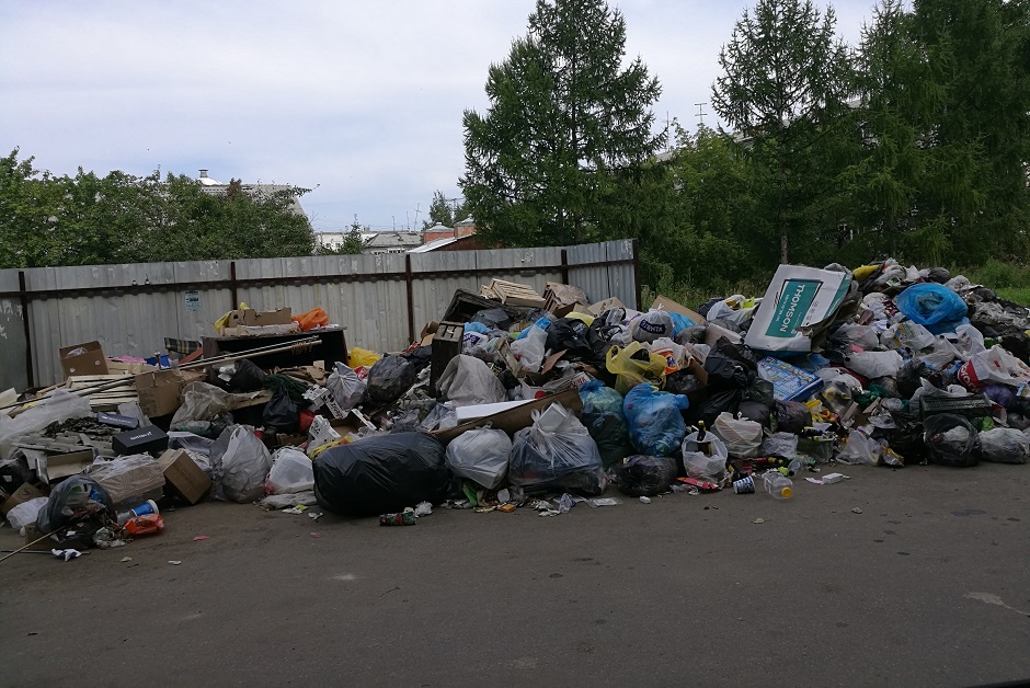 «Контейнер увезли, мусор просто вывалили». Район б-р Рябикова 12а, 12б. Фото прислал читатель Олег