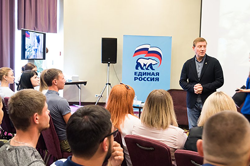 Андрей Турчак на встрече с волонтерами в Иркутске. Фото ER.RU.