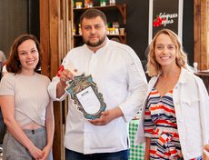 Команда IRK.ru наградила участников второго выпуска Гида по сибирской кухне.