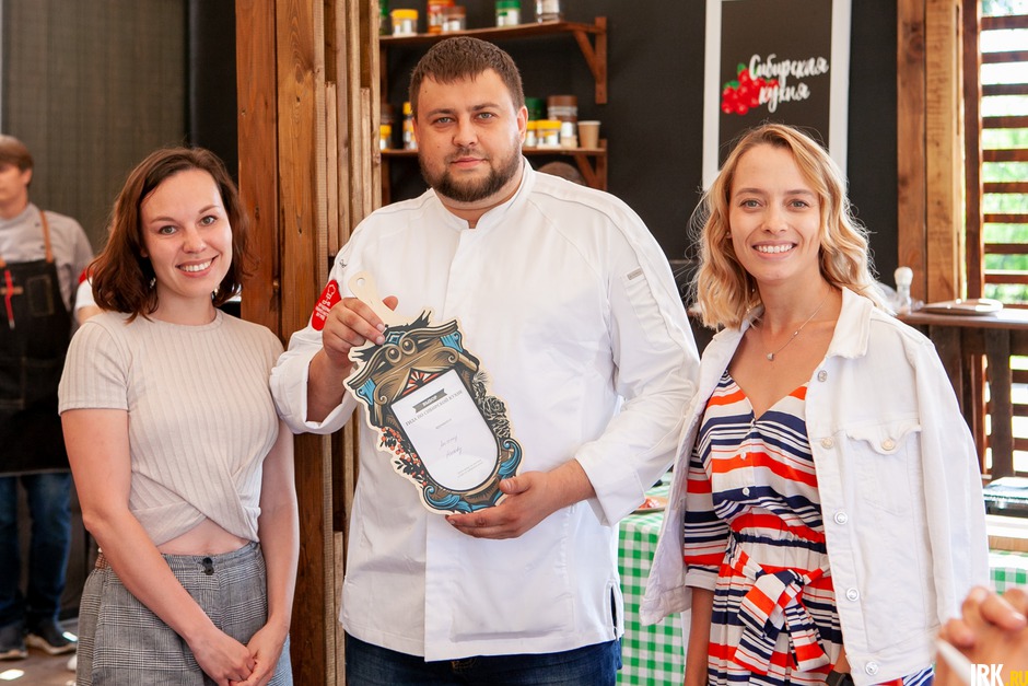 Команда IRK.ru наградила участников второго выпуска Гида по сибирской кухне.