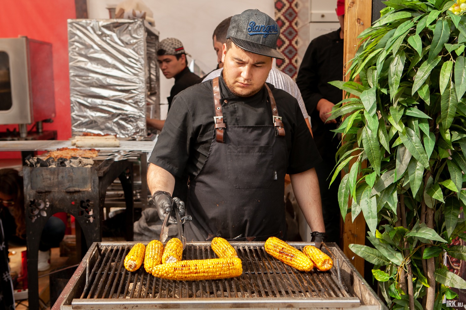 Тема фестиваля в этом году — кругосветное путешествие. Повара представили блюда по рецептам из разных стран.