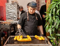 Тема фестиваля в этом году — кругосветное путешествие. Повара представили блюда по рецептам из разных стран.