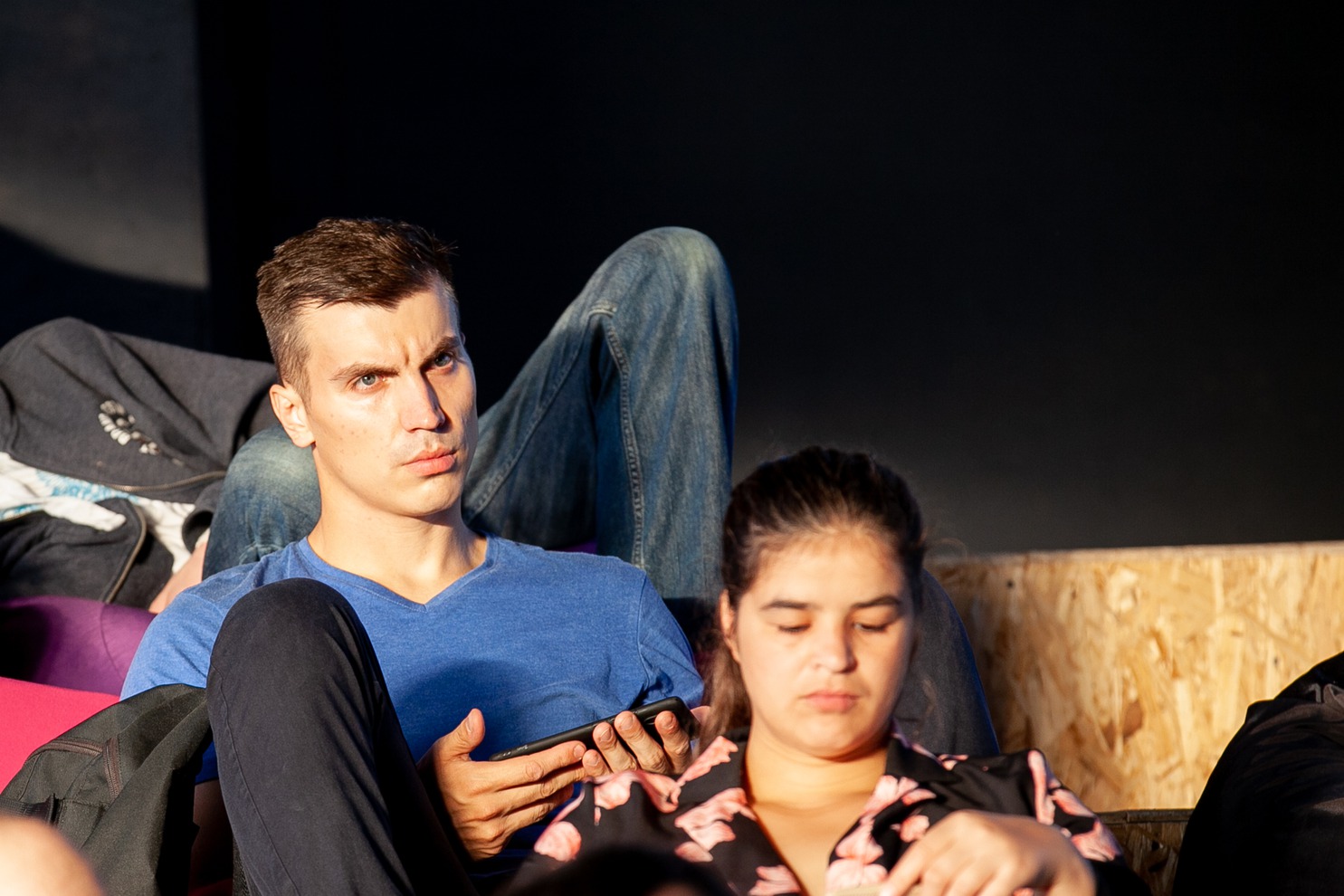 В программы фильмы разных жанров: от легкий комедий до боевиков и триллеров.