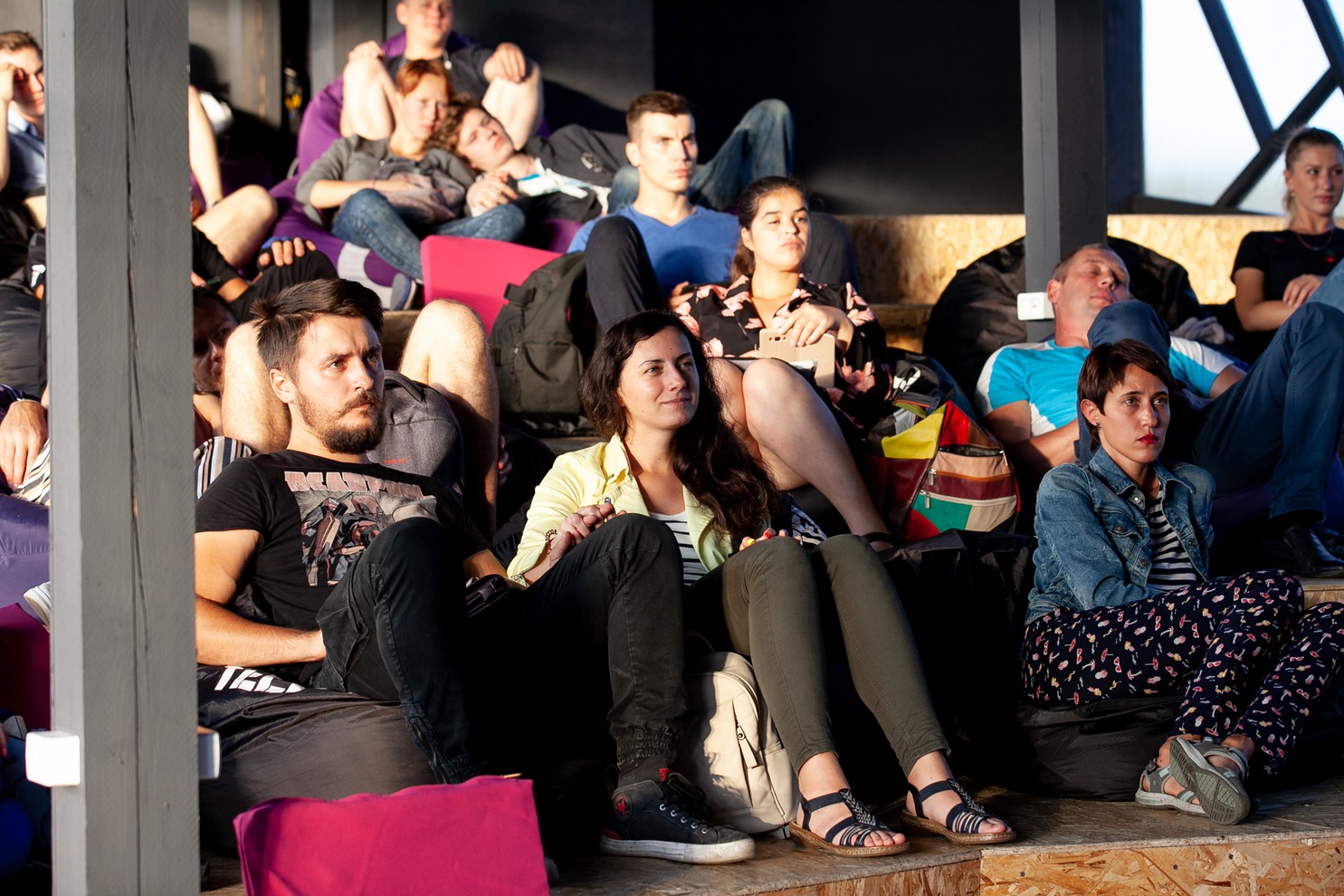 Для удобства гостей онлайн-парке есть мягкие маты и кресла-мешки, можно и посидеть, и полежать.