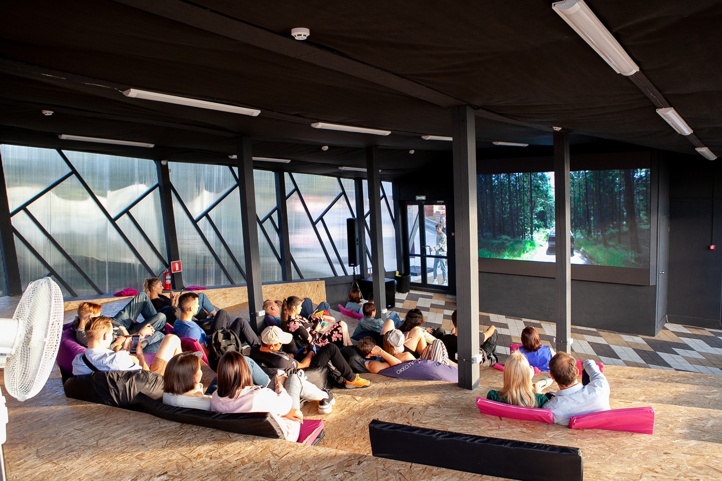 А еще в онлайн-парке каждый вечер показывают кино.