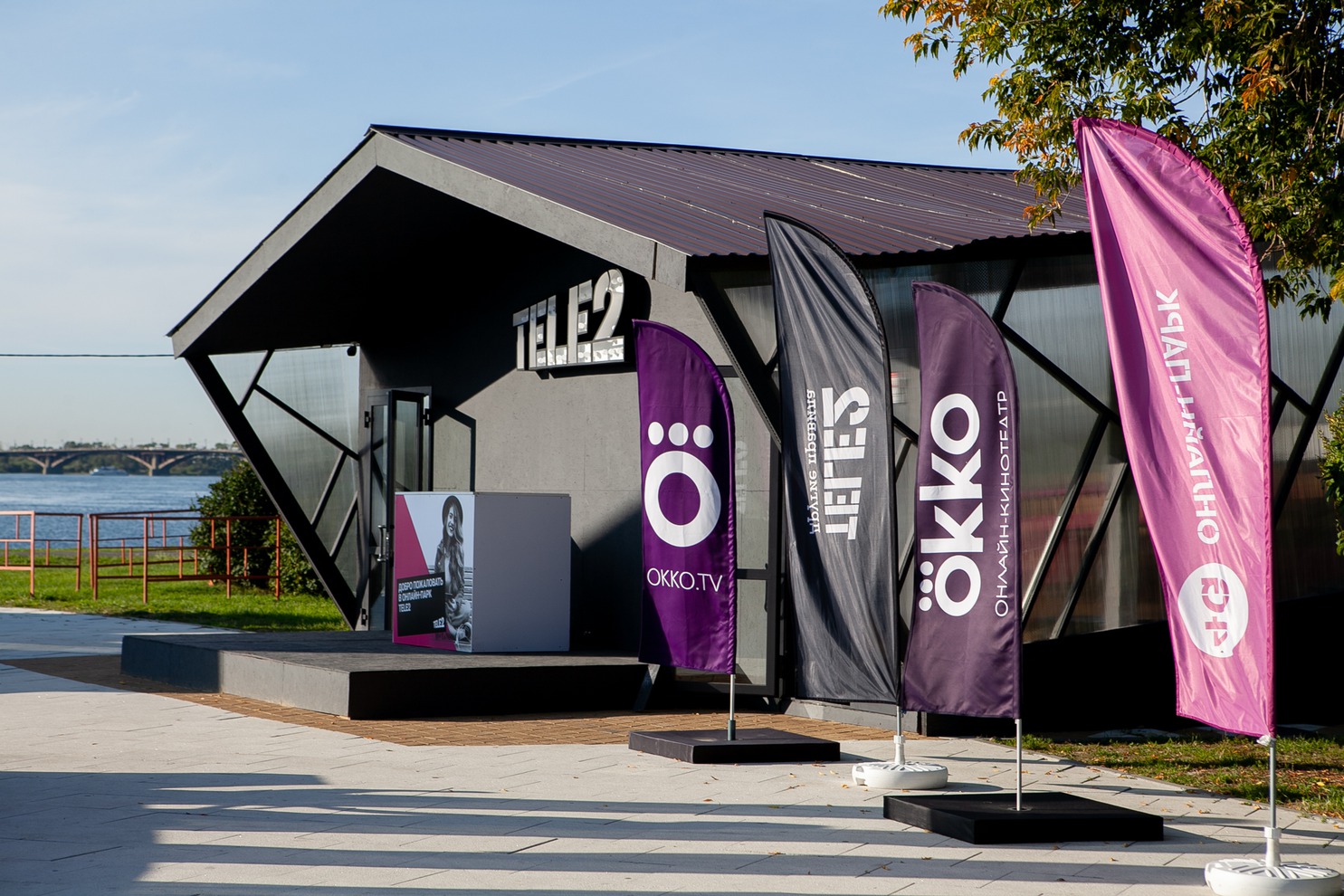 Павильон находится рядом с «ракушкой», найти его очень просто.