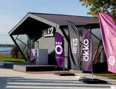 Павильон находится рядом с «ракушкой», найти его очень просто.