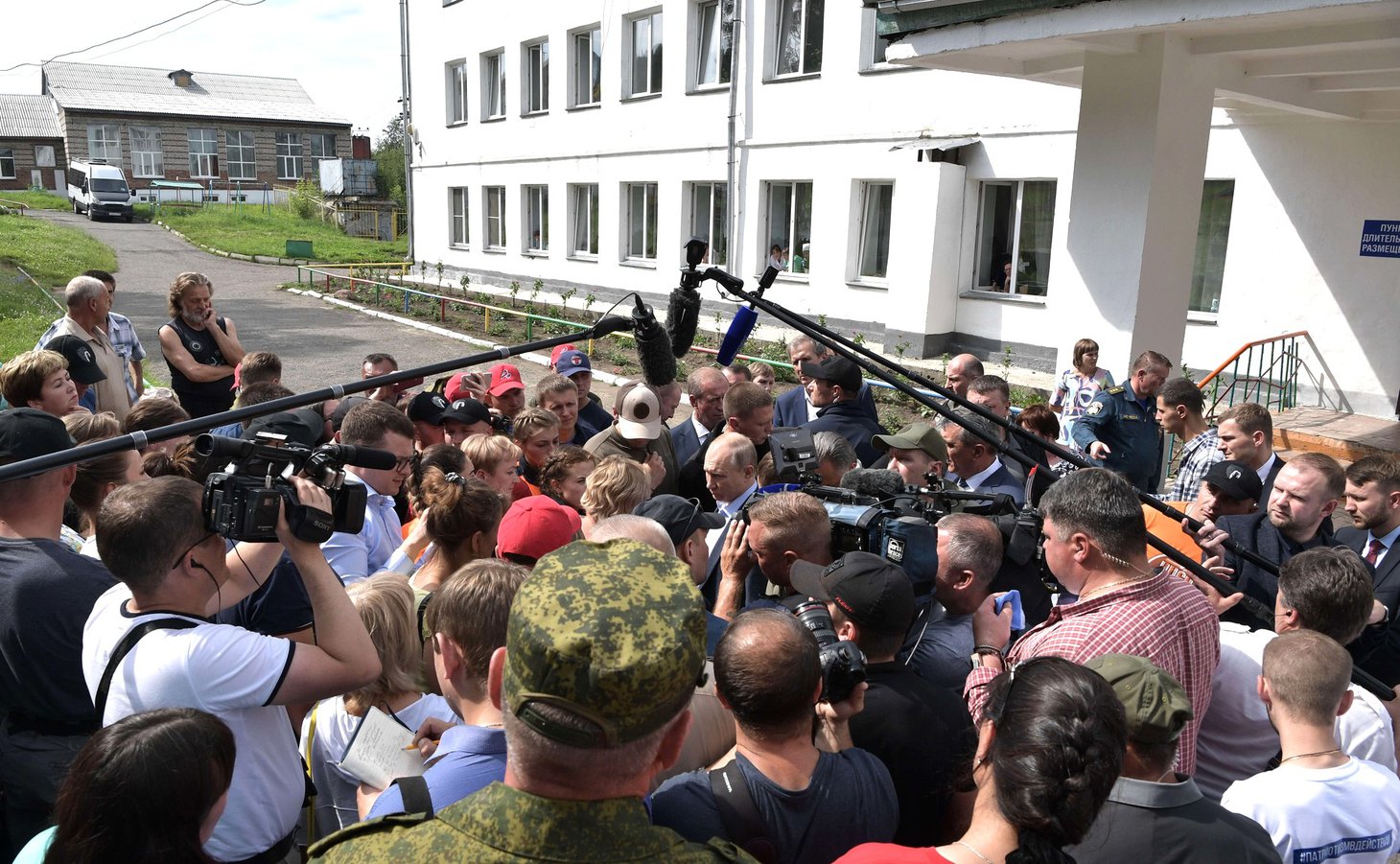 Встреча Владимира Путина с пострадавшими от наводнения и волонтерами в Тулуне.Фото kremlin.ru