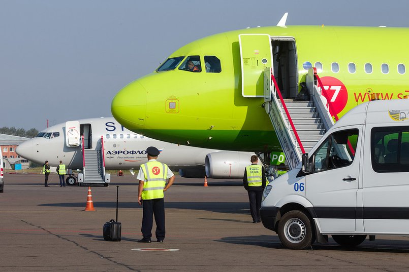 Самолет иркутск. S7 Airlines Иркутск. Аэропорт Иркутск самолеты. Самолёт s7 Иркутск. Самолет Братск Новосибирск s7.