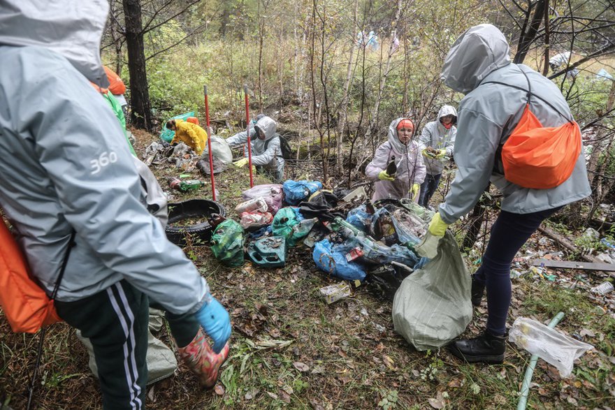 Самой большой группе дали задание разгребать мусорную яму Самой большой группе дали задание разгребать мусорную яму