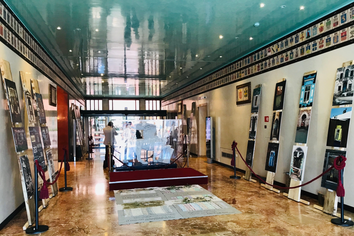 Выставка работает до 15 октября в Palazzo Ferro Fini (палаццо Совета региона Венето).