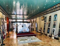 Выставка работает до 15 октября в Palazzo Ferro Fini (палаццо Совета региона Венето).