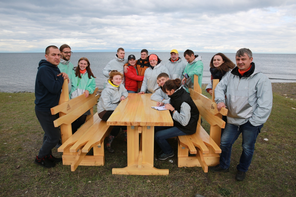 Волонтёры установили три пикниковых зоны.