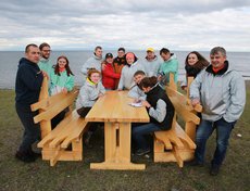 Волонтёры установили три пикниковых зоны.