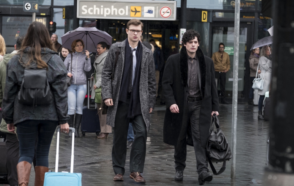 Роль взрослого Теодора Декера исполнил Энсел Элгорт