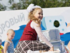 Около сцены была организована игровая зона для детей: можно было прыгать на настоящих матрасах и строить из них башню.
