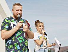Ведущие праздника.